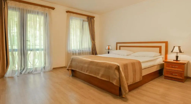 Семейный люкс с балконом Ariana Family Hotel