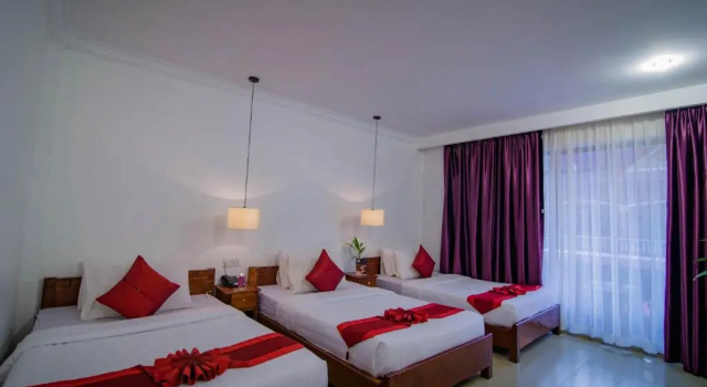 Трёхместный номер Deluxe с балконом Mekong Angkor Deluxe Hotel