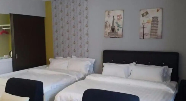 Четырёхместный номер Classic с балконом и с видом на бассейн De Houz - Trefoil Setia Alam Home Stay