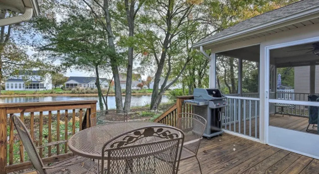 Коттедж 3 Mi to Bethany Beach: Gem w/ Deck & Pool Access