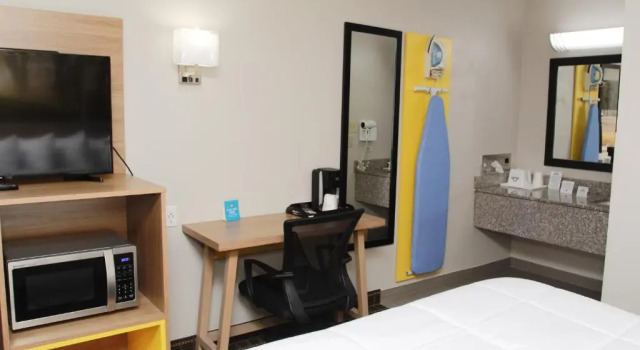 Номер Standard Days Inn by Wyndham Forest