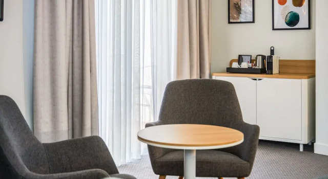 Двухместный люкс с балконом и с видом на бассейн Holiday Inn Perpignan by IHG