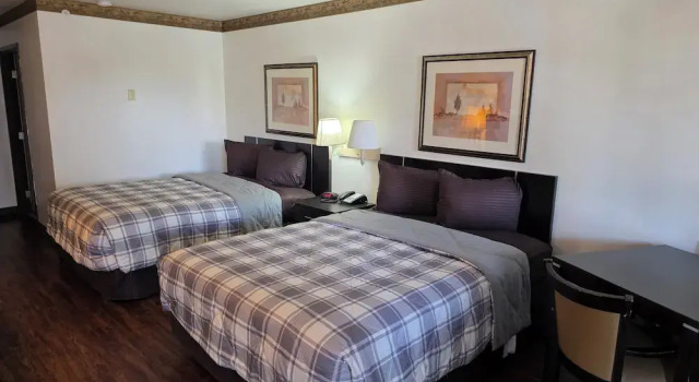 Четырёхместный номер Economy American Inn & Suites