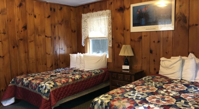 Lake George Bear's Den, Book Hotel Lake George 