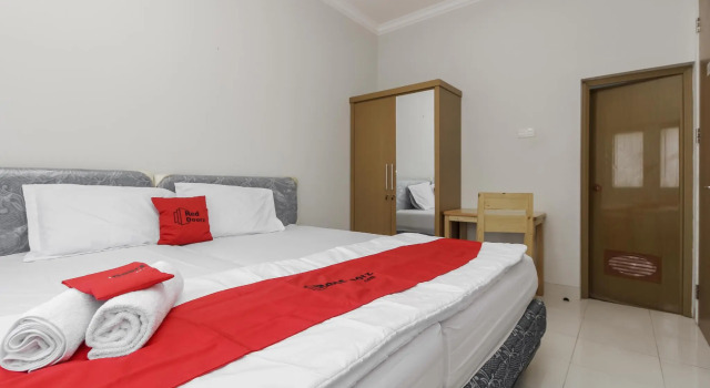 Номер Standard RedDoorz near Central Park Mall