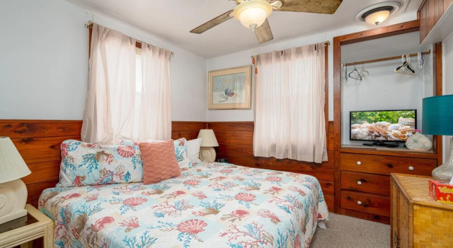 646 Estero Blvd - The Shark Shack by Coastal Vacation Properties, Забронировать Дом для отпуска Отели в центре Форт-Майерс-Бич, в центре, Парковка