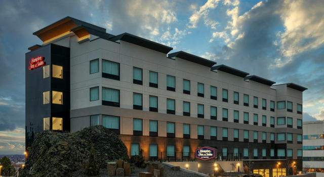 Hampton Inn & Suites Spokane Downtown-South, Забронировать Отель Отели Спокан с завтраком, рядом с Собор Богоматери Лурдской, Завтраки