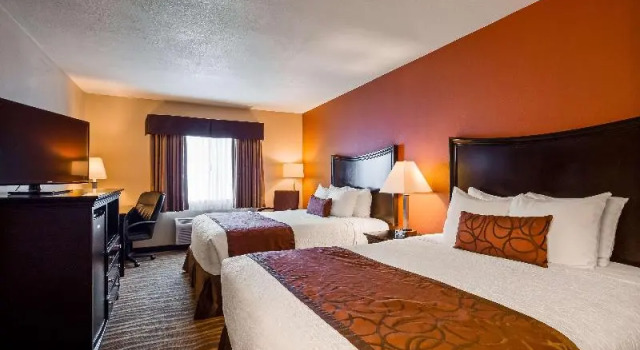 Четырёхместный номер Standard с балконом Best Western Plus Corning Inn