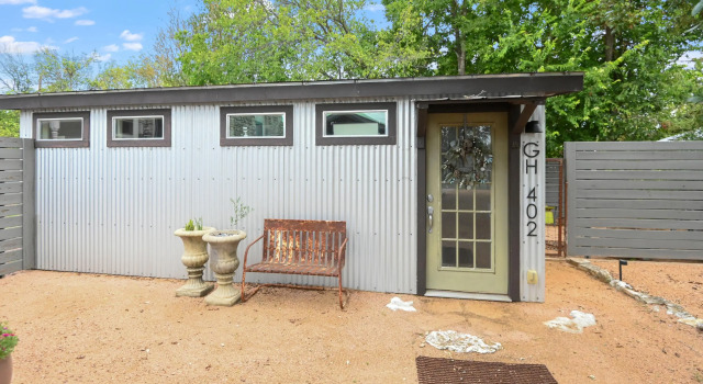 Gausthaus 402, Забронировать Отель Фредериксберг Texas Wine Country, рядом с Театр Rockbox