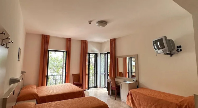 Четырёхместный номер Standard Athena Palace Hotel
