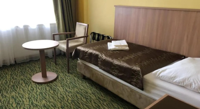 Hotel Opera, Rezerwuj Hotel Hotele w Central Bohemia z parkingiem, Parking