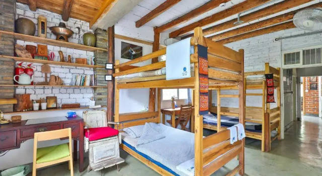 Кровать в общем номере Om Yoga Resort