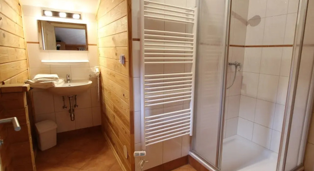 Шале Modern Chalet With Hot Tub In Krimml