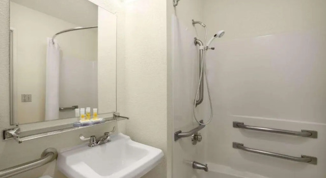 Трёхместный номер Standard Days Inn by Wyndham Oglesby/ Starved Rock