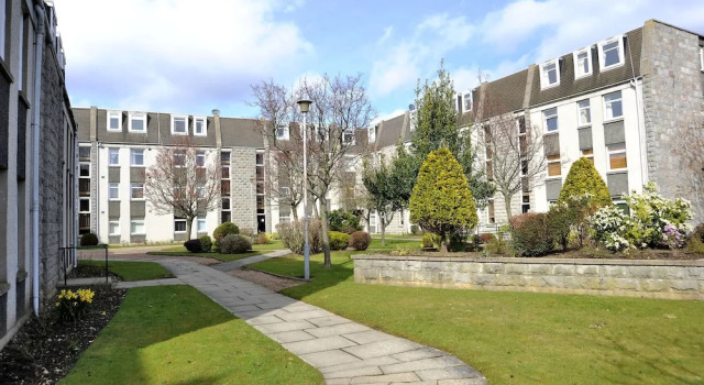 Home from Home Aberdeen-Spacious West End Apartment-Free Parking-Near ARI & City Centre, Забронировать Апартаменты/квартира Отели Абердина с парковкой, рядом с St Mary's Cathedral, Парковка