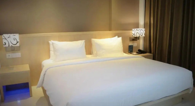 Suite doble con vista a la piscina Hotel Santika Gresik