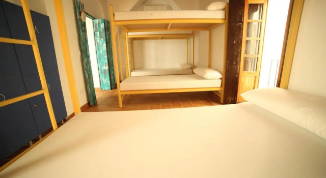 Кровать в общем номере Wake up in Tarifa Hostel & Restaurant Lounge
