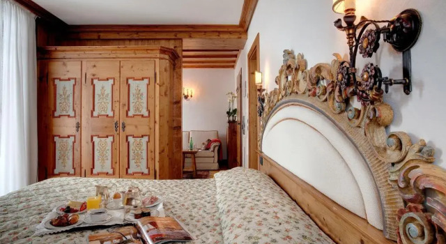 Полулюкс Hotel Cortina