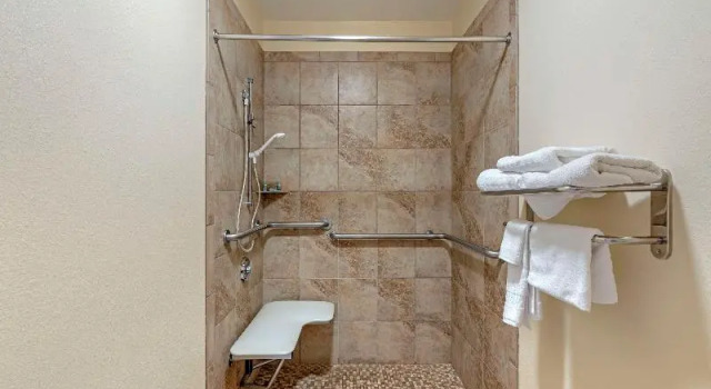 Четырёхместный номер Standard Best Western Pineywoods Inn