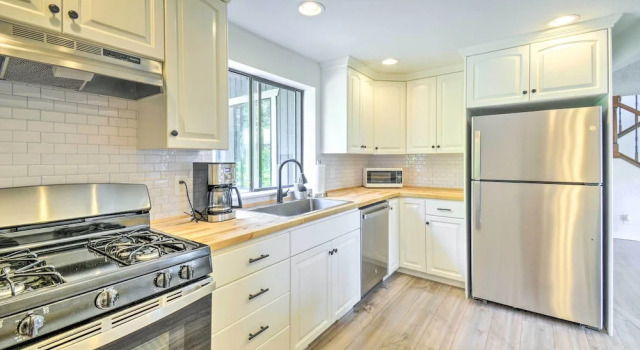 Stunning Hood Canal Getaway w/ Private Deck!, Rezerwuj Dom wakacyjny Belfair Waszyngton