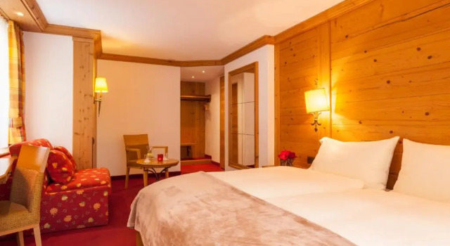 Четырёхместный номер Standard с балконом Hotel Holiday