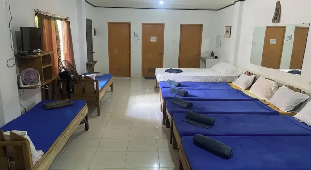 Кровать в общем номере D & A Seaside Cottages