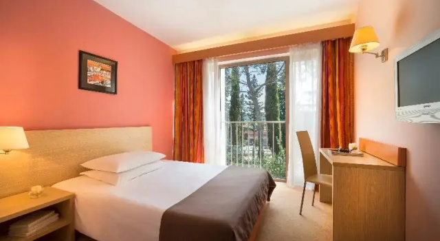 Одноместный номер Standard с балконом и с частичным видом на море Remisens Hotel LUCIJA