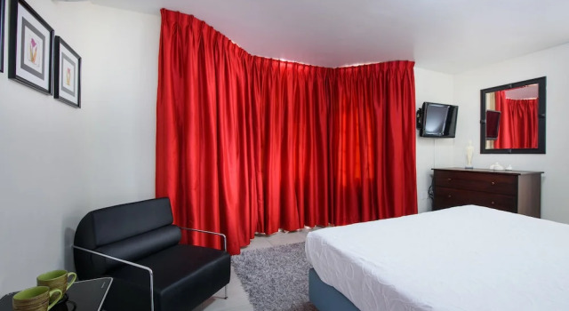 2 makuuhuonetta Huoneisto parvekkeella puutarhanäkymä Ocean Apartments