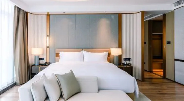 Люкс Deluxe White Swan Hotel Zhanjiang