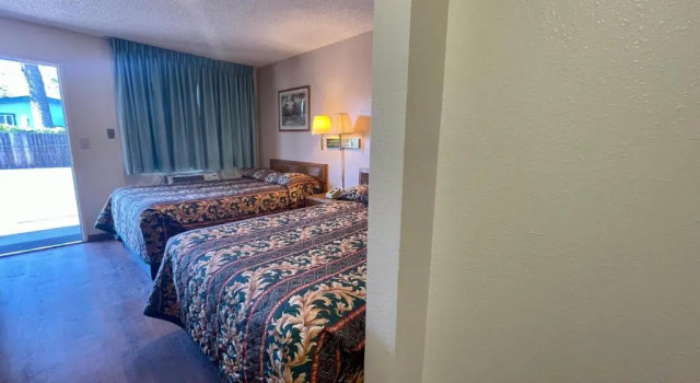 Четырёхместный номер Standard Regency Inn Lakeport