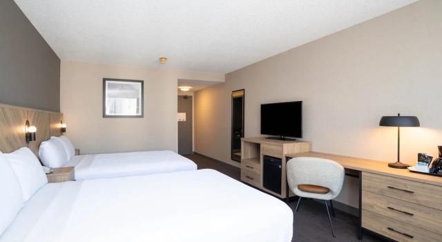 Четырёхместный номер Standard с видом на город Sandman Hotel Montreal - Longueuil