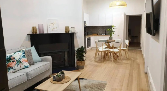Коттедж Boutique Beach House in the HEART of St. Kilda