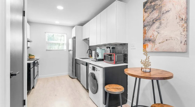 Апартаменты Prime SoCo boutique studios with laundry WiFi 7 Min to DT