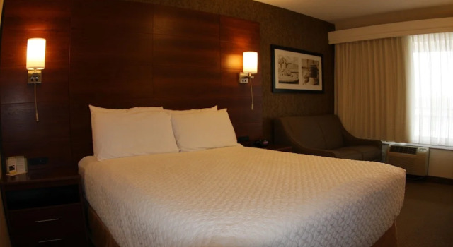 Двухместный номер Standard с балконом и с видом на озеро Budget Host Inn & Suites