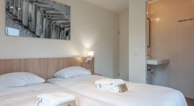Restyled villa with infrared sauna, in a holiday park, 400 m from the sea, Забронировать Вилла Виллы Zeeuws-Vlaanderen, Вилла
