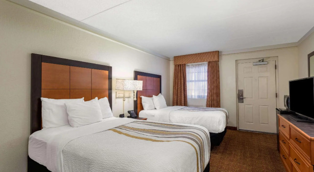 Четырёхместный номер Standard La Quinta Inn by Wyndham Huntsville Research Park