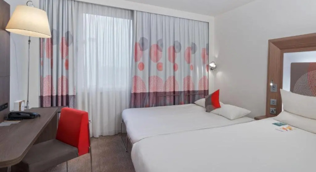 Двухместный номер With Convertible Sofa Standard Novotel London Excel