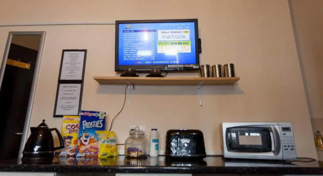Кровать в общем номере Fenham Hotel express