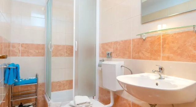 Апартаменты c 1 комнатой с балконом и с частичным видом на море Apartments Vila Adrijana and Fitness Studio Wolf