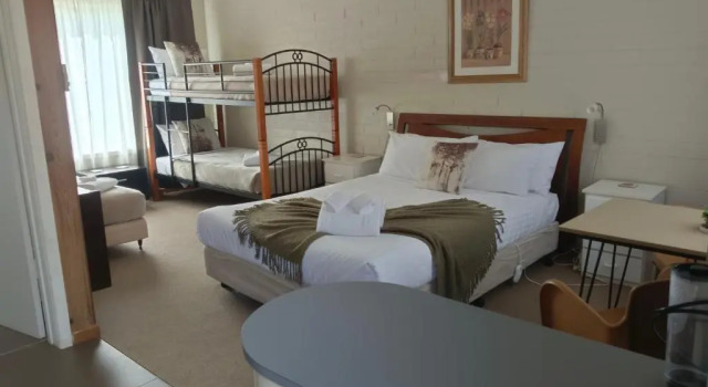 Четырёхместный номер Standard Buffalo Motel and Country Retreat