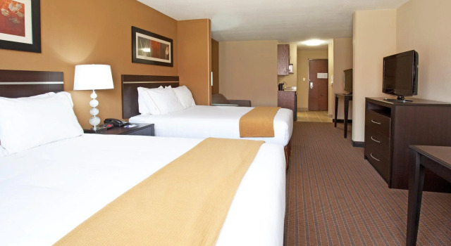 Четырёхместный номер Standard Holiday Inn Express Hotel & Suites LAMAR by IHG