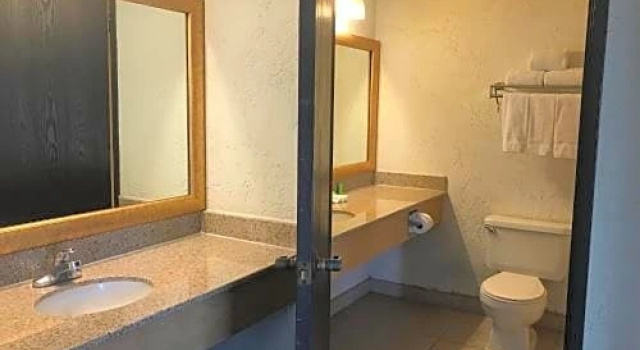 Четырёхместный люкс Ramada Oxnard