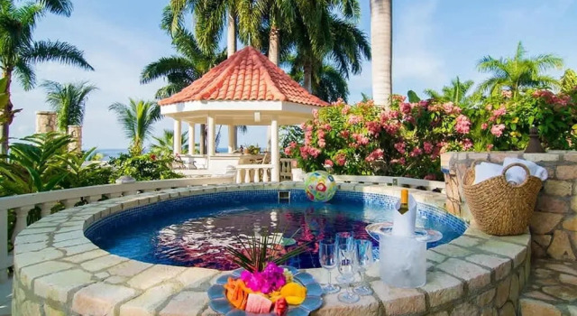 Коттедж Sprawling 7BR Villa Overlooking the Sea Pool Hot Tub & Resort Access