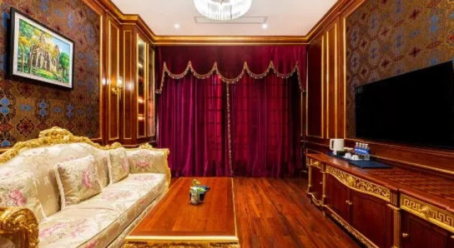 Люкс Grand с видом на город V V Hotel Battambang
