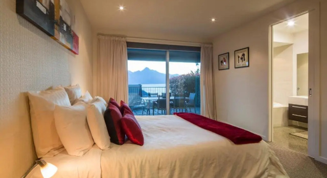 Queenscliff Villa - outstanding views and close to town, Забронировать Вилла Куинстаун 