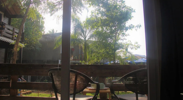 Коттедж с балконом и с видом на сад Lotus Sutra Beachfront Resort