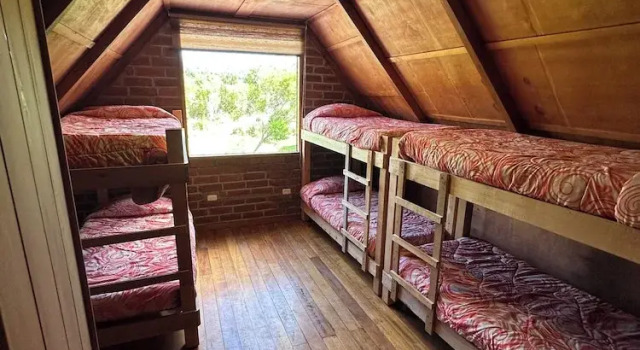 Кровать в общем номере Hosteria y Camping WiM