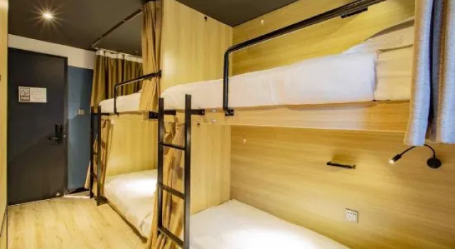 Кровать в общем номере (мужской номер) Sanya IPK BACKPACKERS HOSTEL