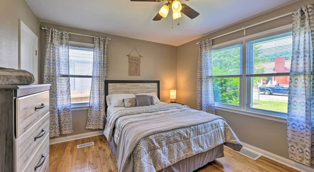 Коттедж Charming Charleston Home w/ Yard & Fire Pit!