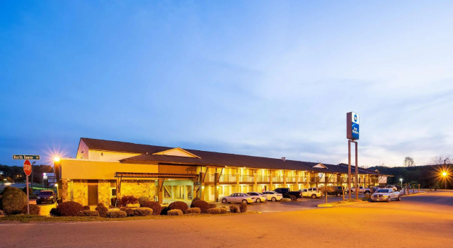 Кровать в общем номере Best Western Dayton